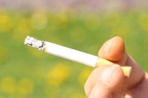 История табакокурения насчитывает уже более 3000 лет, в то время как история борьбы с привычкой курить берет свое начало только в прошлом веке.
Из табака никотин был выделен в 1809 году. Никотин является сильным ядом, он растворяется в воде, эфире и спирте.
Никотин действует на организмы по-разному. Все зависит от степени развития нервной системы организма.
