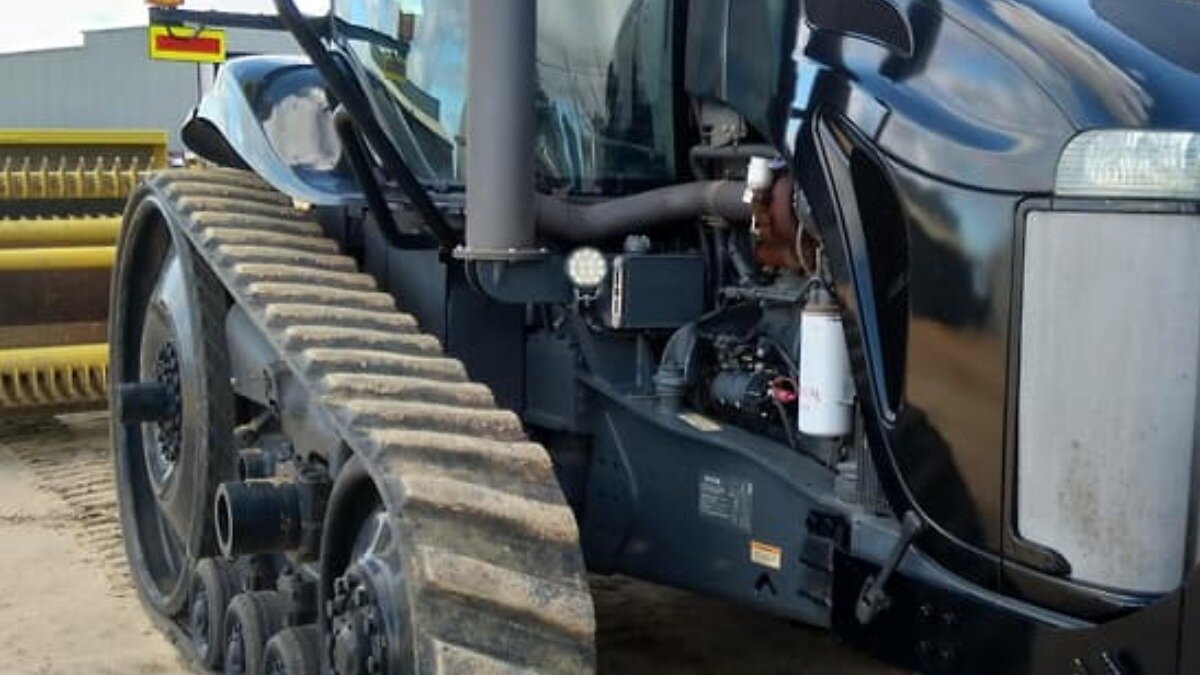 Фото:farmmachinerysales.pxcrush.net Гусеничный двигатель трактора Challenger MT755D