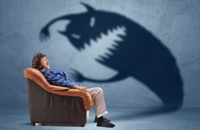 Мужчина заглядывает за дверь. Скрываться по другому. Скрываться по другому. Девочка под зонтиком. Воришка в квартире.