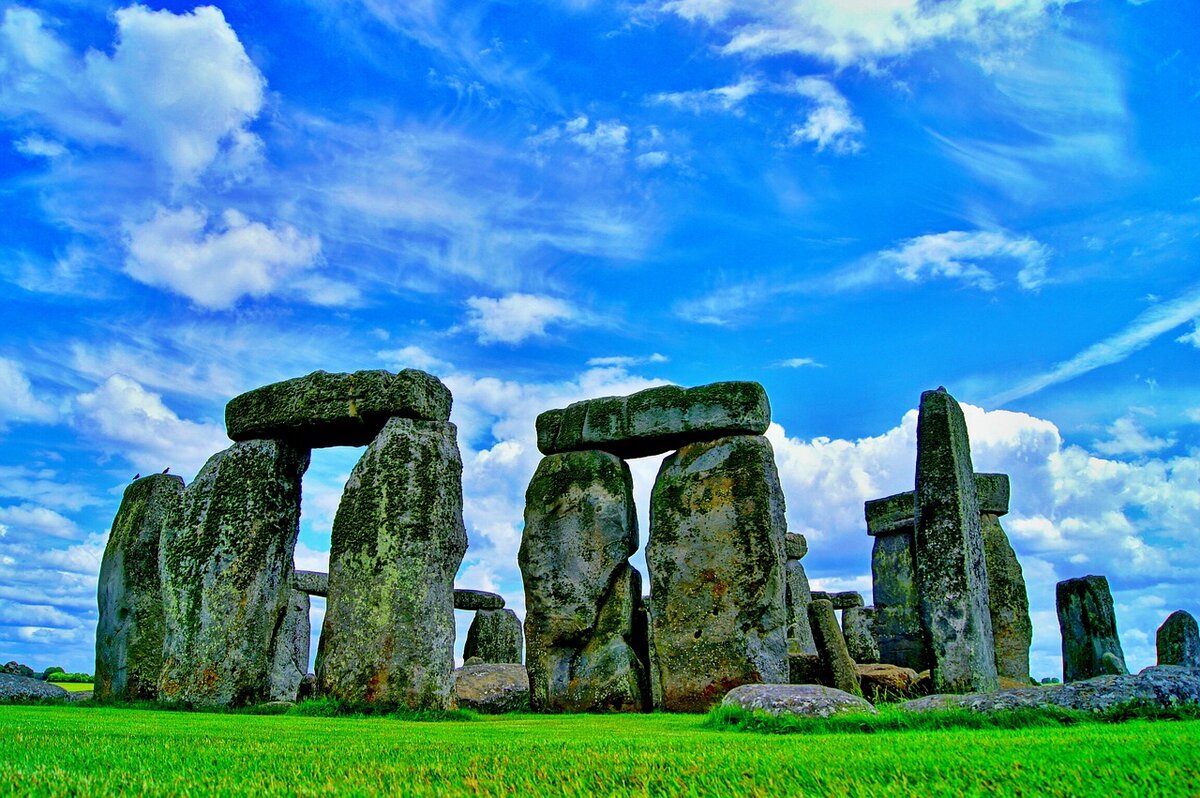 https://cdn.pixabay.com/photo/2013/04/08/14/22/stonehenge-101801_1280.jpg