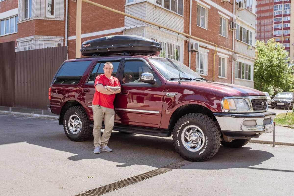 Сделал несколько фото, чтобы показать реальный размер старого Ford Expedition. Он огромен