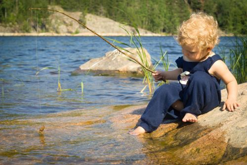 Саша на озере