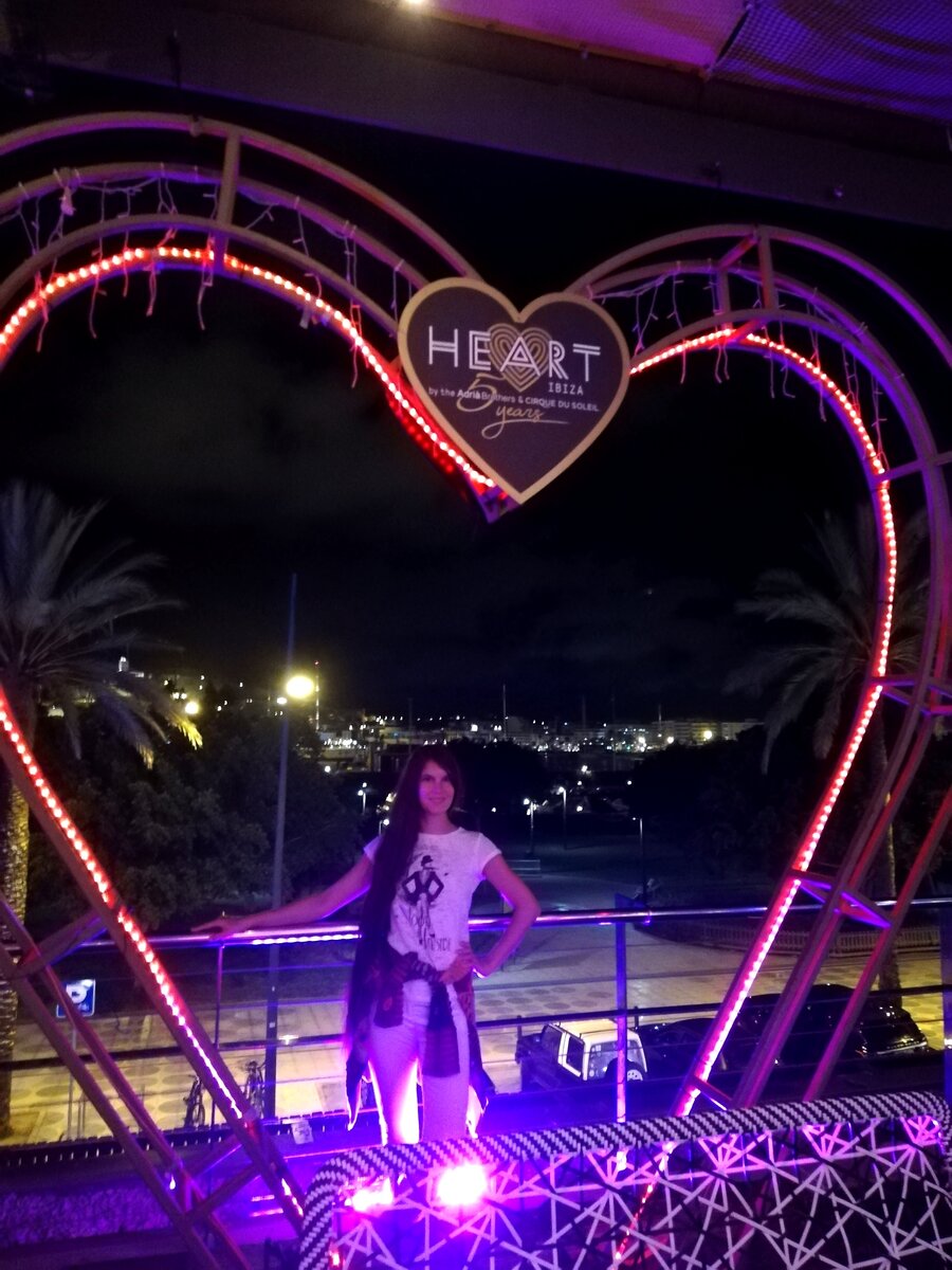 На фото автор гороскопа, созданного для https://zen.yandex.ru/2019  (если вас интересует эксклюзивный гороскоп по дате и региону рождения - обращайтесь на e-mail: effect.production@mail.ru). Все материалы - из архива канала Effect Production. 