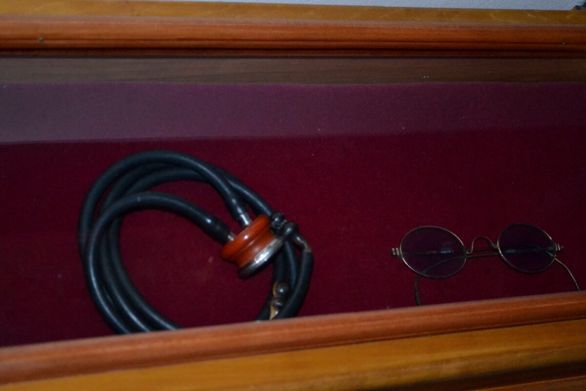 Очки и стетоскоп Войно-Ясенецкого. Никольский монастырь Переславля-Залесского