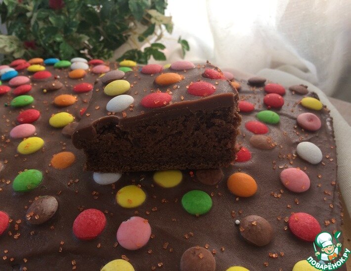 Шоколадный пирог - легко и быстро! Просто смешиваем все ингредиенты и украшаем конфетами. Порадуйте своих близких!