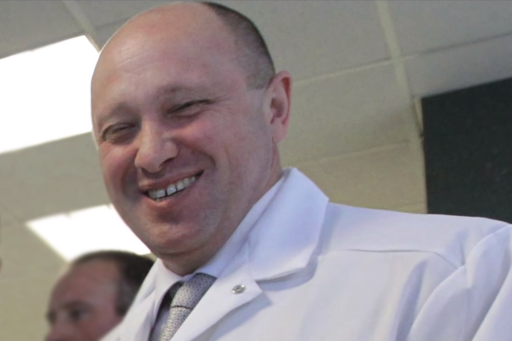 Пригожим помогает Леше.