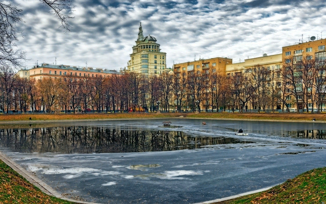 Патриаршие пруды парк. Сквер Патриаршие пруды. Патриаршие пруды март.