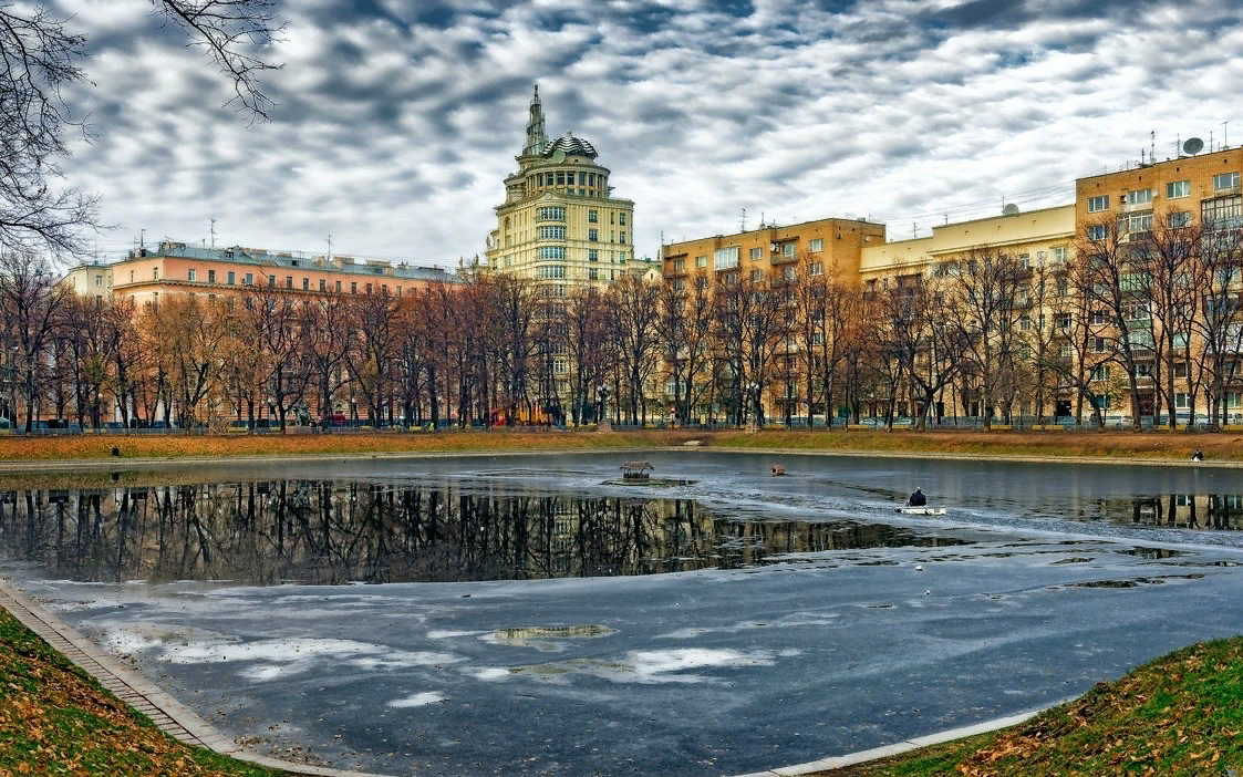 Патриаршие патрики. Патриаршие пруды парк. Патриаршие пруды Пресненский район. Сквер Патриаршие пруды. Патриаршие пруды март.