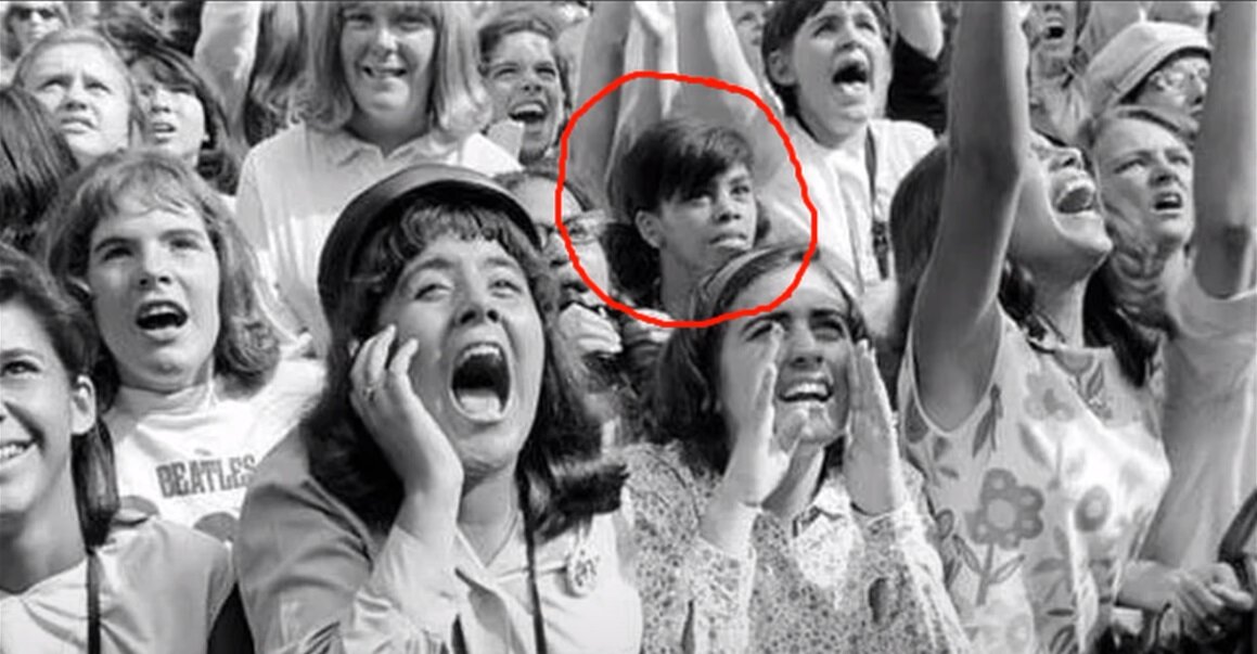 Темнокожая девушка на концерте The Beatles.