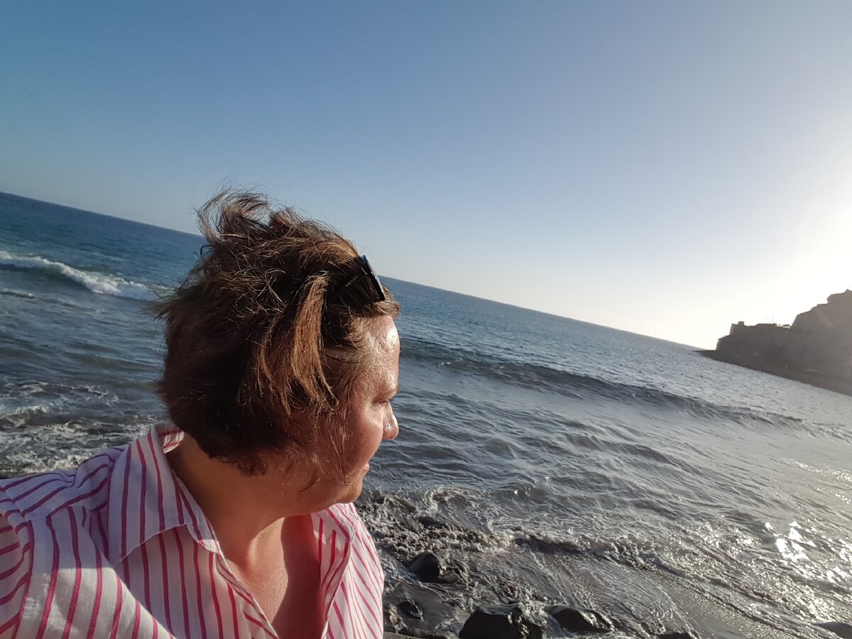 Иногда я сама тоже люблю купаться в солнечном свете и любоваться солнечными зайчиками на воде. 