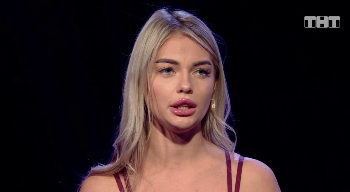 Фото: скрин с эфира. Пока Скалон шла к трибуне, Бузова успела в микрофон всем сообщить, что Катя идет одна, а Анита с парнем. В первые секунды у Скалон голос знатно дрожал. Бузова работу свою знает.