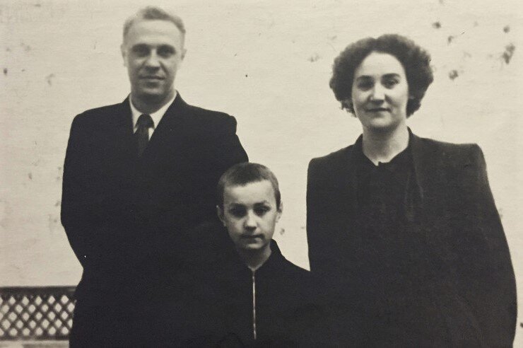                                                             Анатолий Васильев с родителями