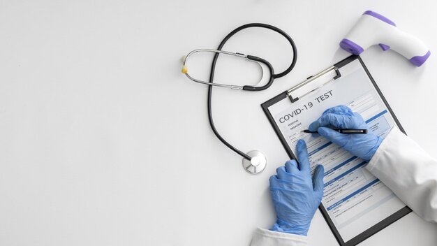 Взято тут: https://ru.freepik.com/free-photo/top-view-doctor-completing-covid-form_11080762.htm