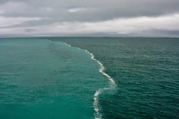 Почему водные реки, озера, моря и океаны не сливаются друг другом, а имеют четкую границу