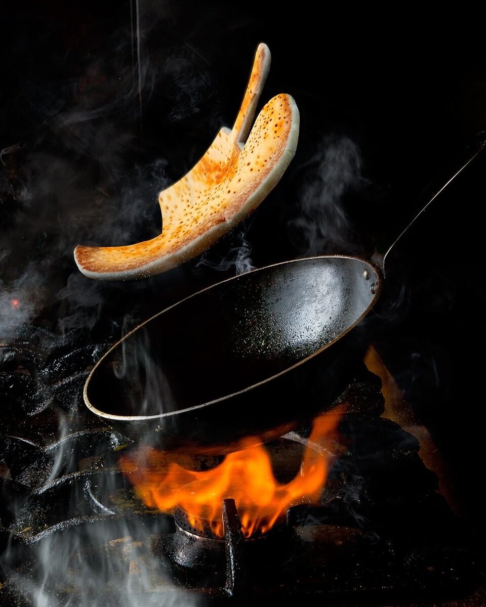 Это не шляпа Чака Норриса и не гриб, это блинчик :) или скорее оладушек :) 