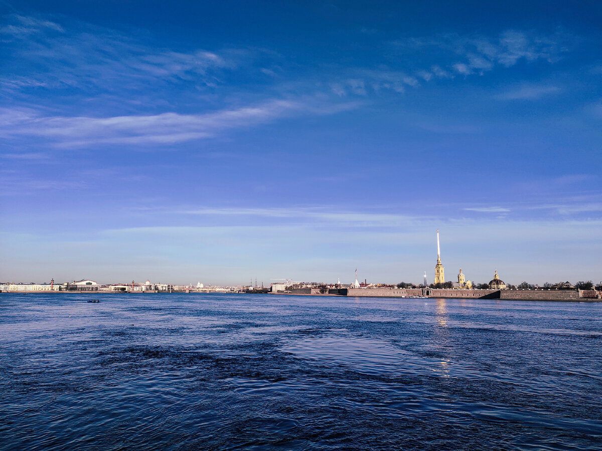 Вид на Заячий остров и Петропавловскую крепость