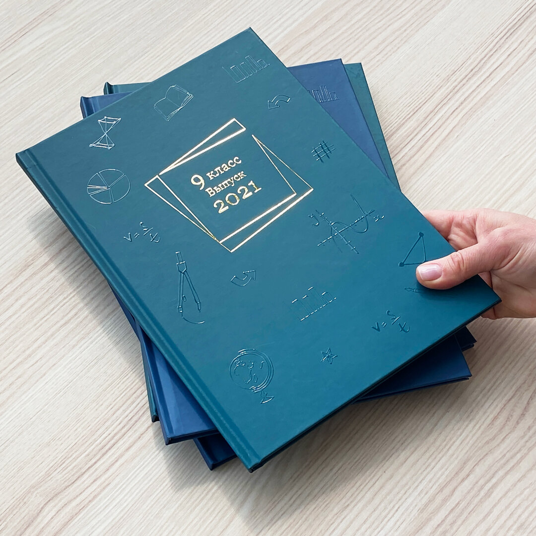 Выпускной альбом с 3D-обложкой «Символы», зеленый цвет обложки, 9 класс, тиснение золотом и лакирование. От 1200 ₽