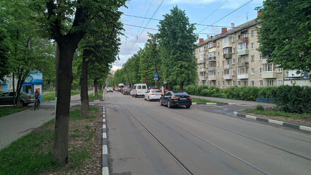 Очередь перед светофором на Фридриха Энгельса в сторону центра.