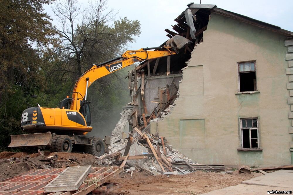 Снос домов. Демонтаж деревянного дома. Демонтаж деревянных зданий. Снос здания. Демонтаж домов.