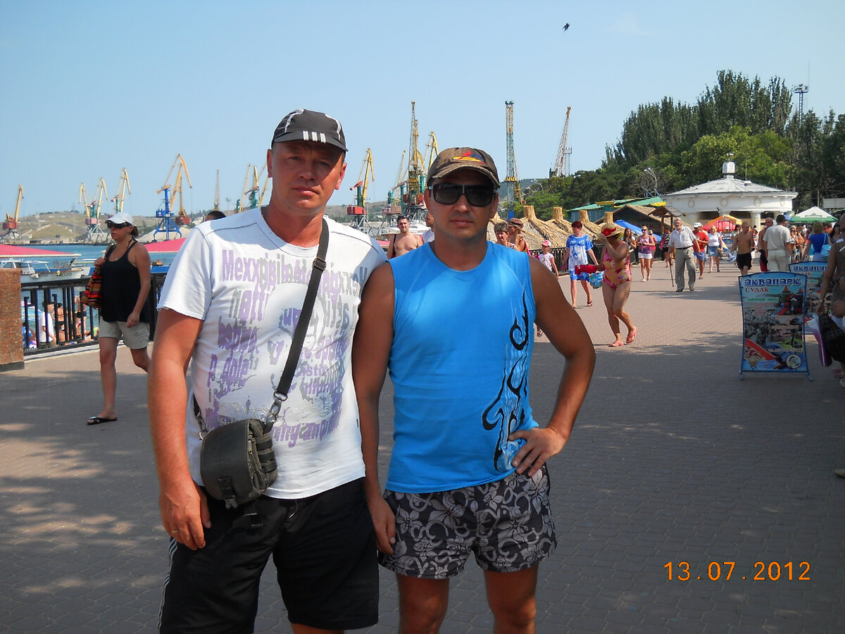 С другом на набережной Феодосии летом 2012 года.