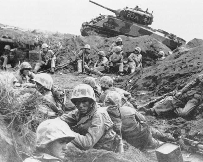 Пока танки собираются возле аэродрома № 2, морпехи 24-го полка роты G "расслабляются" перед возобновлением атаки на вражеские доты в этом районе. (USMC)