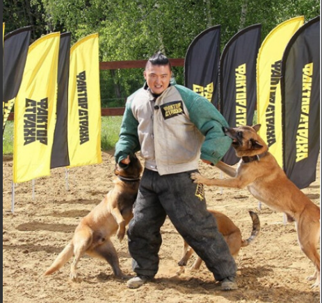 Это фото сделал кто-то из ребят, на тот момент непосредственно не занятый в съёмке( а может  и попросили у кого-то из операторов съёмочной группы...Не уточнял. Себе в телефон его взял из Facebook.  И через пару месяцев был очень удивлён, увидев фрагмент этого фото, именно с моим малинуа,  на заставке к обзорному рекламному видео  передачи "Фактор страха" (вверху ).