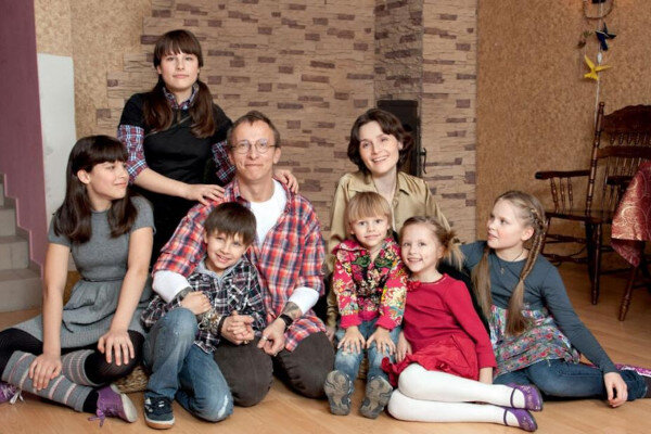 Иван Охлобыстин с женой и детьми