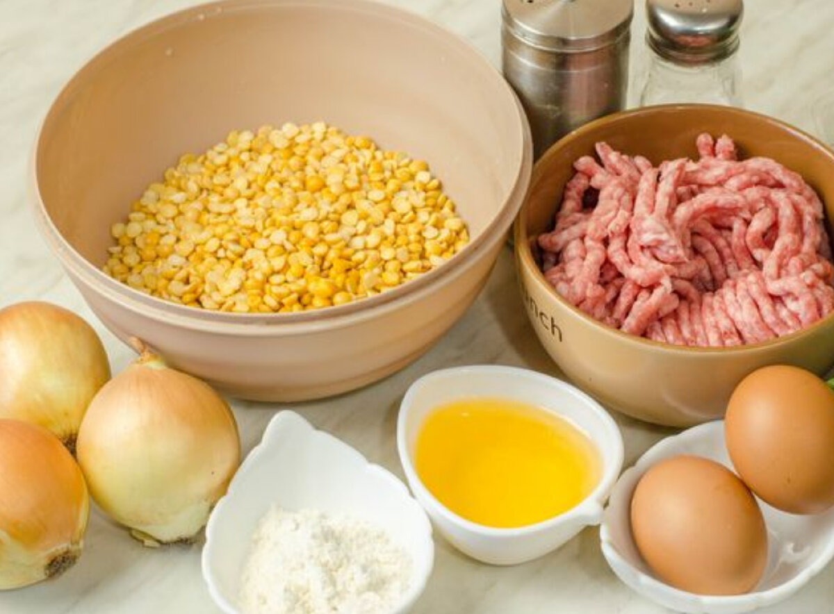 Продукты (на 5 порций):
Горох – 300 г. 
Фарш мясной (свино-говяжий) – 300 г. 
Лук репчатый – 300-350 г. 
Масло растительное – 50 мл. 
Мука – 20 г. 
Яйца – 2 шт.
Зелень свежая (укроп, зелёный лук, петрушка) – 70 г. 
Соль – по вкусу. 
Перец чёрный молотый – по вкусу.
