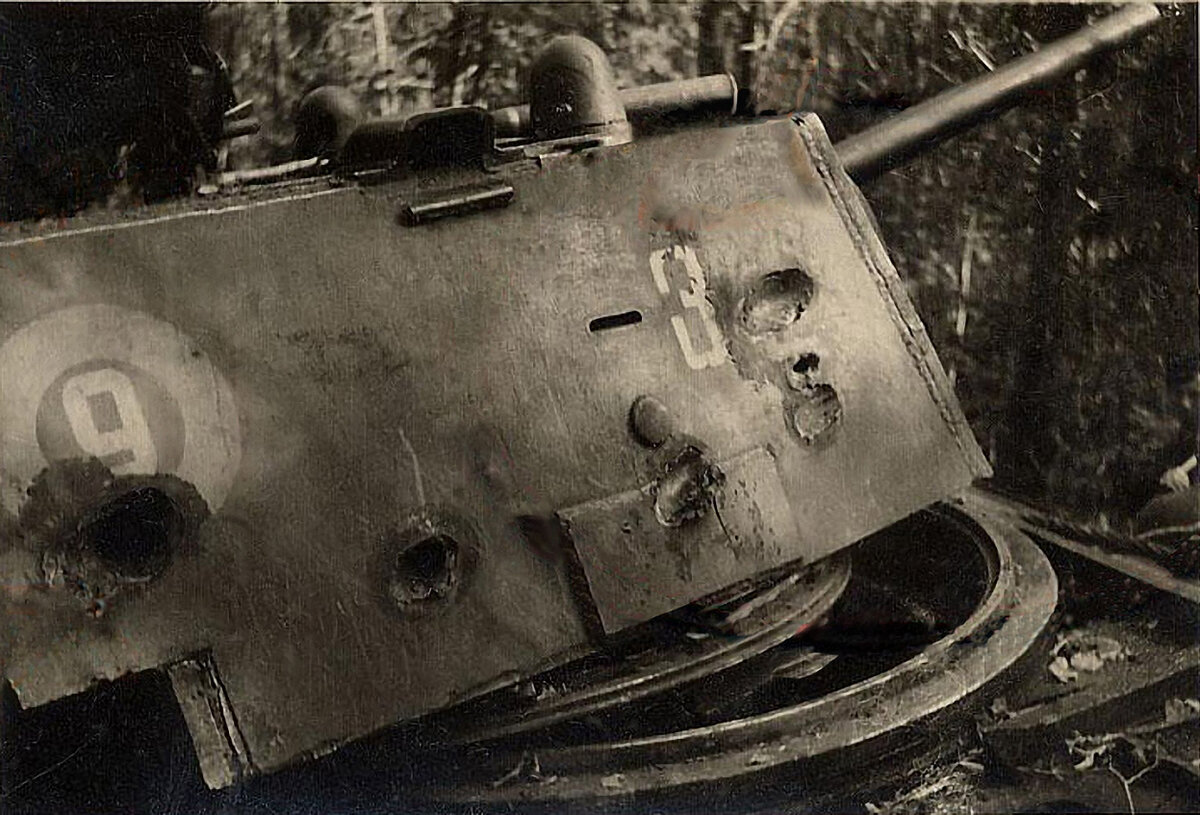 воронки от снарядов на башне танка КВ. Энергия попаданий была столь велика, что башню сдвинуло с погона. 