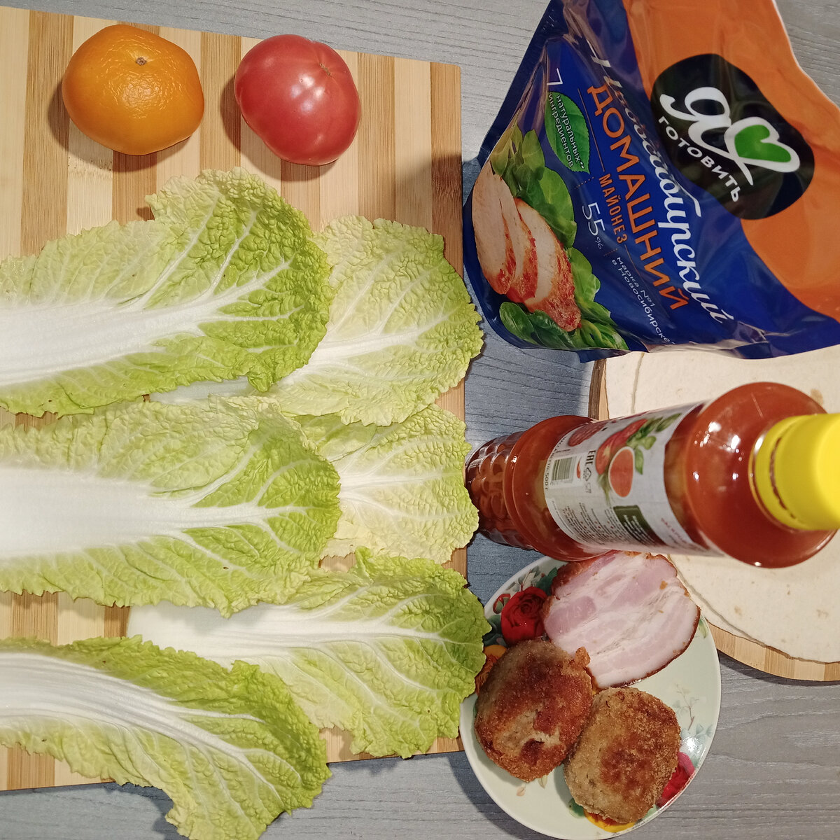 Исходные компоненты: жареные котлетки (полуфабрикаты из Ермолино), ветчина, листья салата (у нас пекинская капуста), острый соус Чили и тортилья — такая лепешка как лаваш, но только круглый.