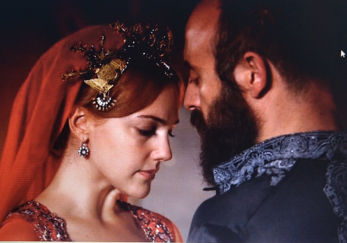 Лидирующие позиции по праву достаются «Великолепному Веку» в рейтинге популярности и народному признанию. Сериал повествует об истории любви Султана Османской империи – Сулеймана и украинки Александры Лисовской, которая была захвачена в плен, и доставлена в гарем падишаха в качестве рабыни. История жизни женщины, которая прошла путь от рабыни до обладательницы титула Хасеки Хюррем–султан – законной жены самого Султана Сулеймана и матери его пятерых детей, один из которых продолжил род правителей великого Османского государства.