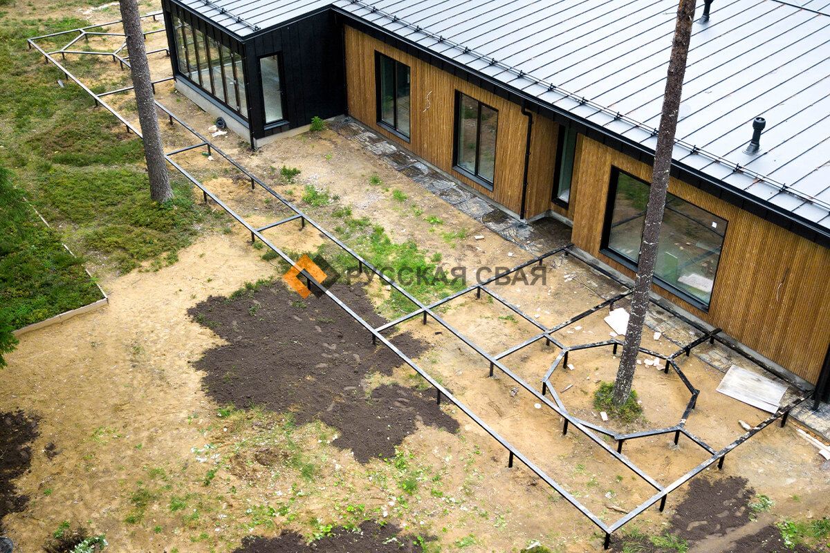 Свайно-винтовой фундамент под террасу для дома в Грузино
