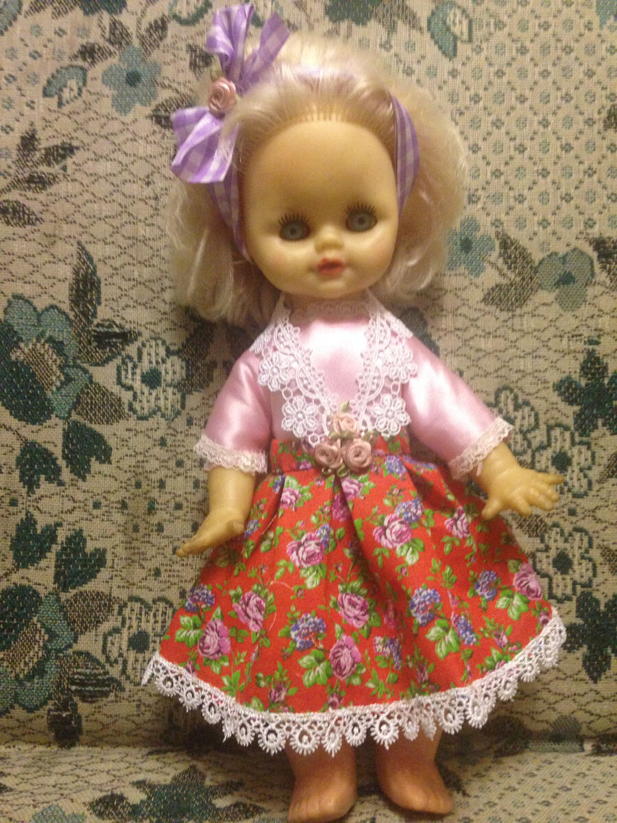 Исходный вариант был не лучше предыдущего. Теперь вот так выглядит. Правда, кукольную обувь я еще не освоила, поэтому барышня босиком. Фото автора.