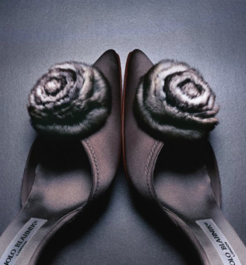 Мюли (туфли без задника) • Маноло Бланик. Шелк, мех шиншиллы. 2005 год. Фото: Митчелл Файнбург