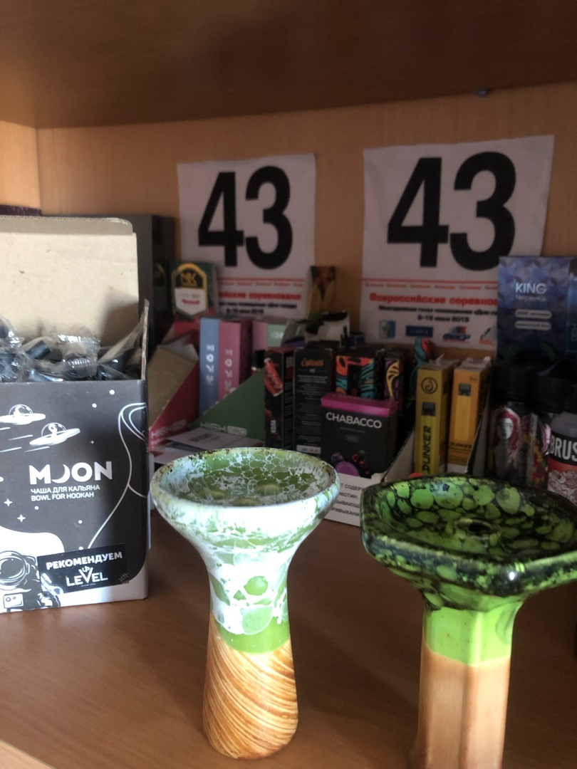 На фото изображена чаша фанел и турка, они две керамика и обе покрыты глазурью 