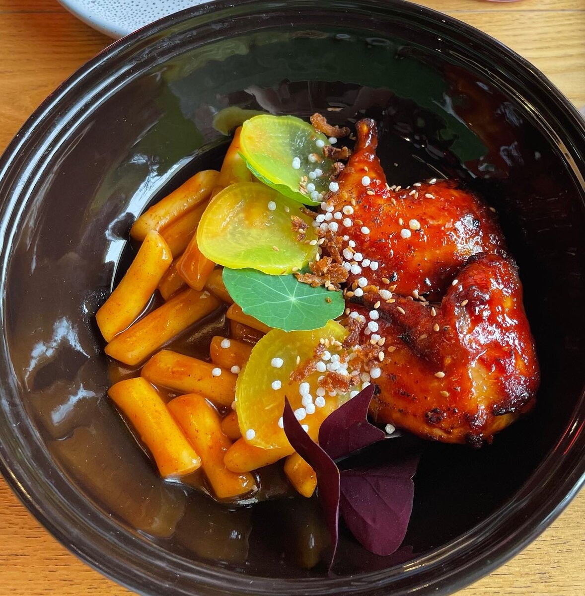 Цыплёнок кимчи с рисовым токпокки 