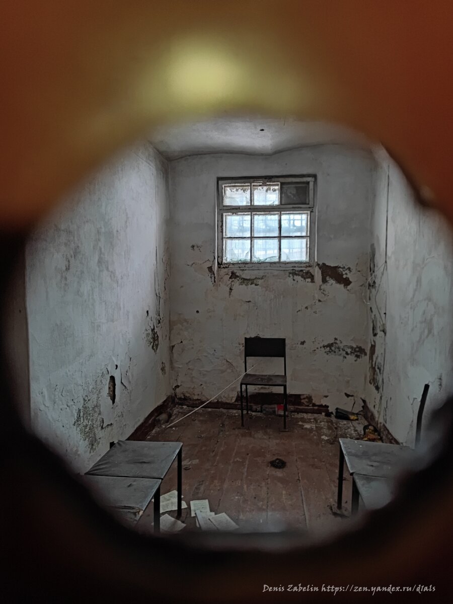 Заброшенная тюрьма-изолятор с камерами, вещами и артефактами тюремной ...