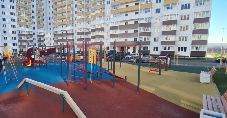 Площадка во дворе дома в ЖР Суворовский