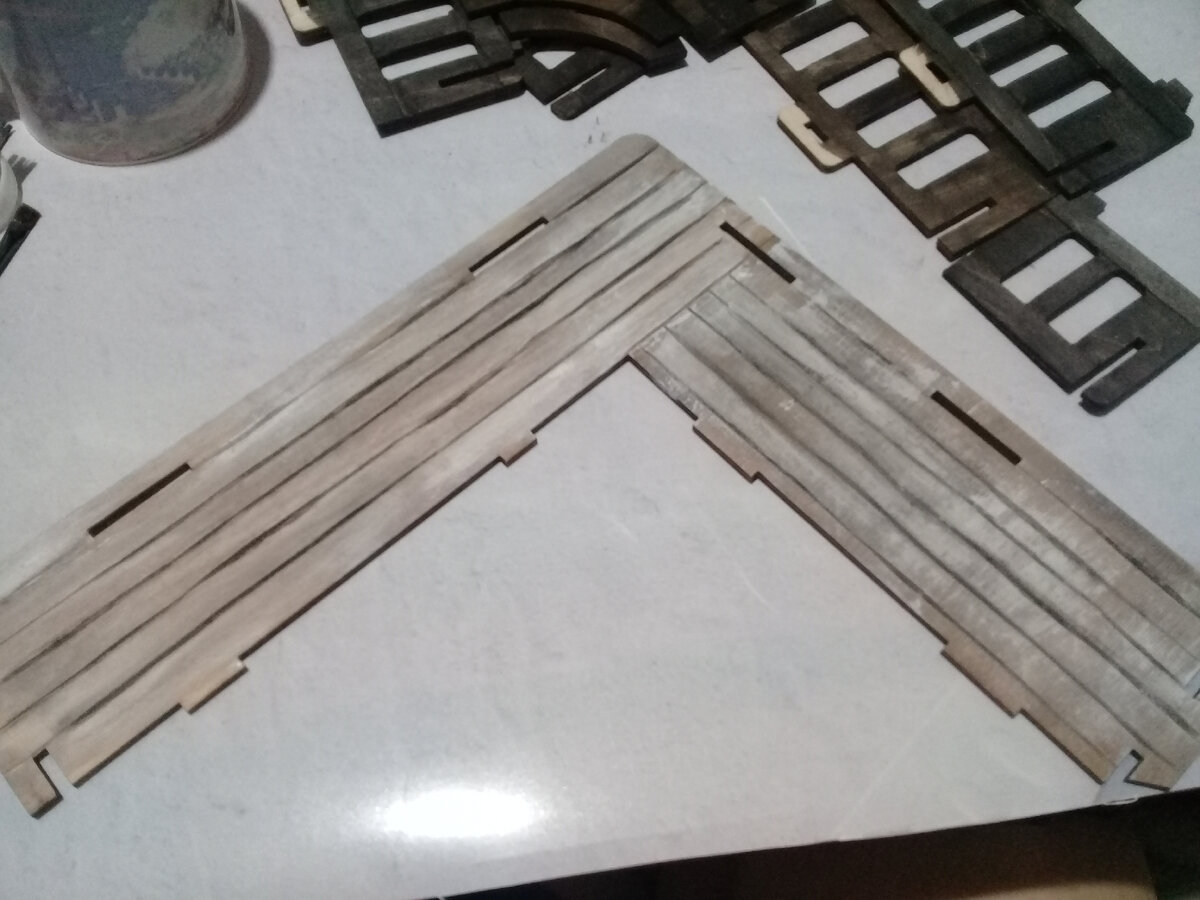 Нижняя сторона балкона. Выглядит старой, не правда ли?