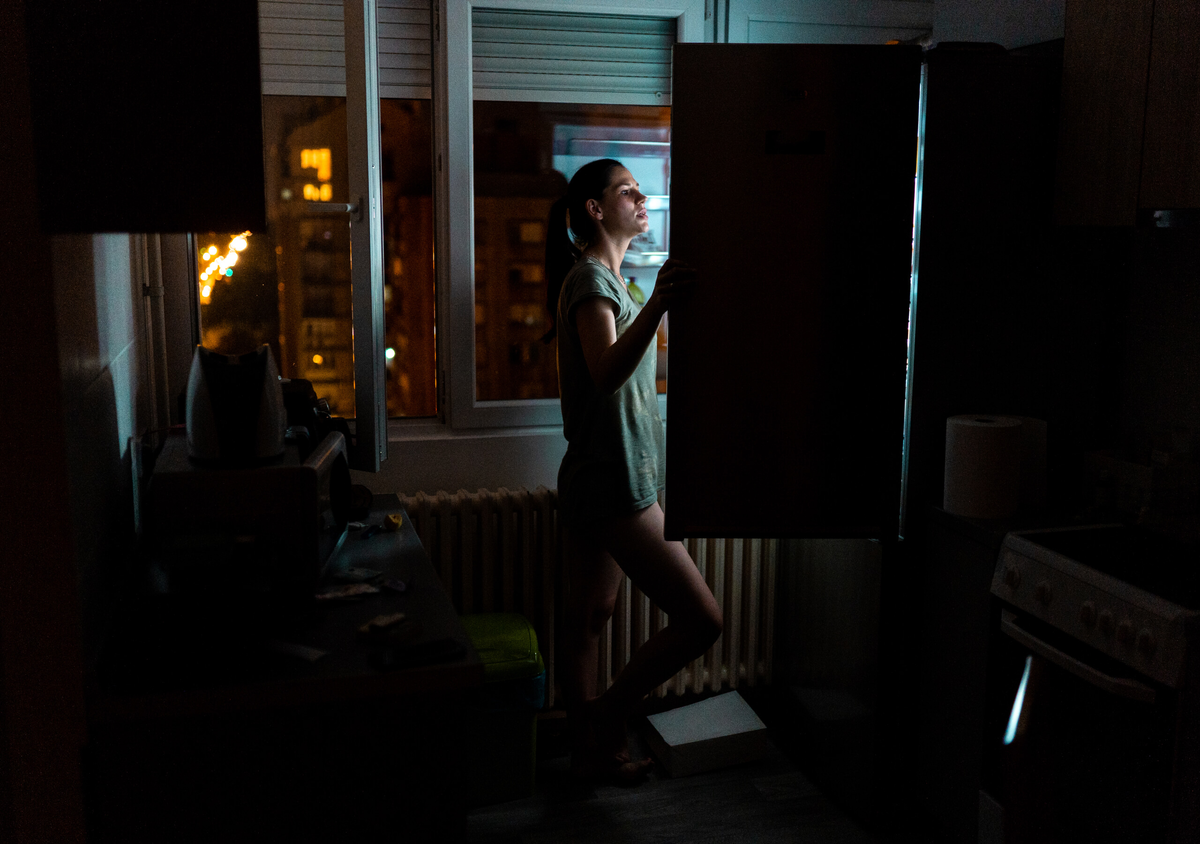 Чем быстрее вы закроете дверцу холодильника, тем меньше энергии он потратит на охлаждение Фото: freemixer / iStock