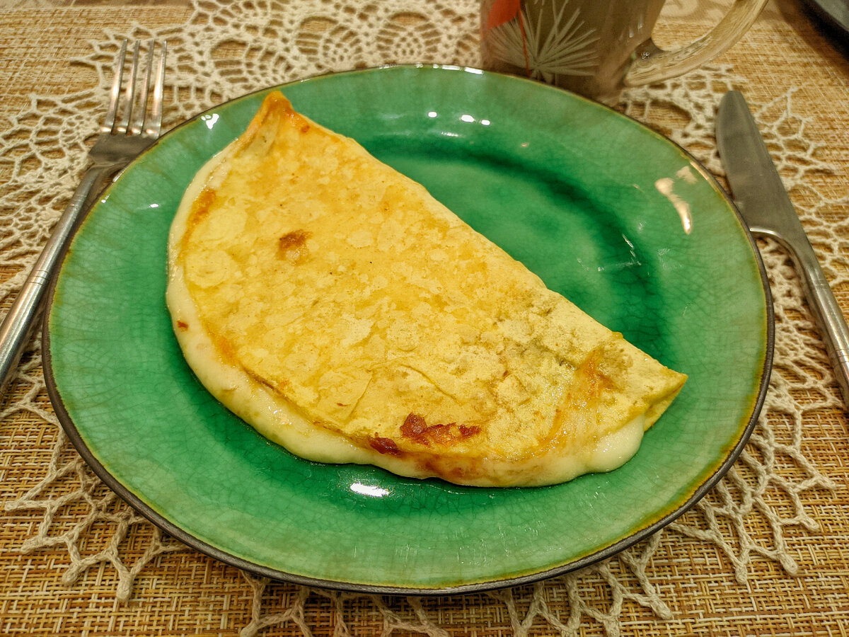 Лаваш с яйцом, сыром и кетчупом, кофе с молоком 