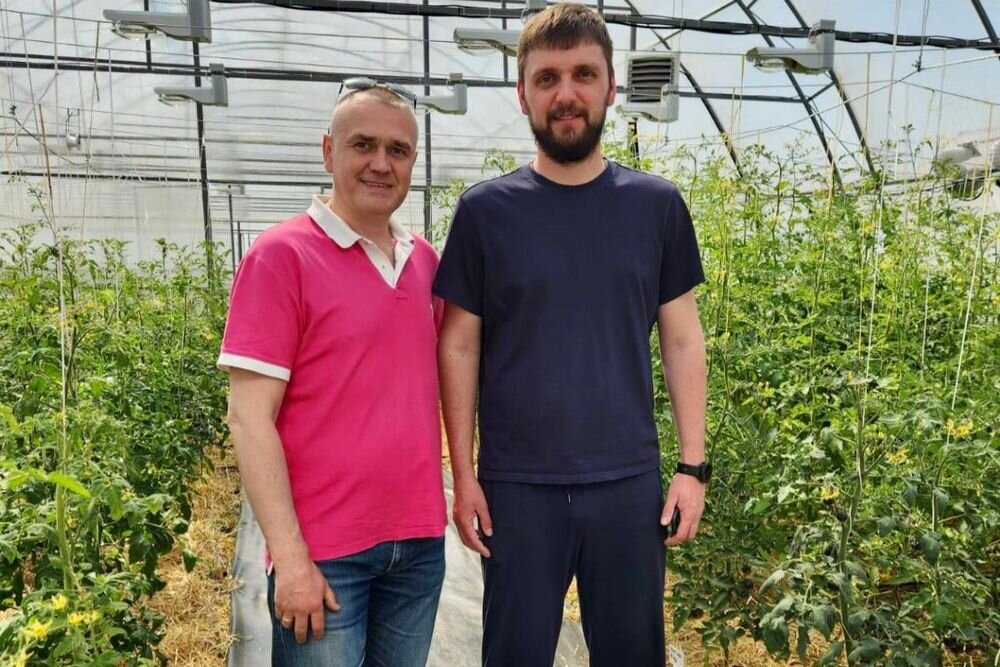 Ян Сугак, руководитель фермы «Колхоз номер 1» (на фото справа) 