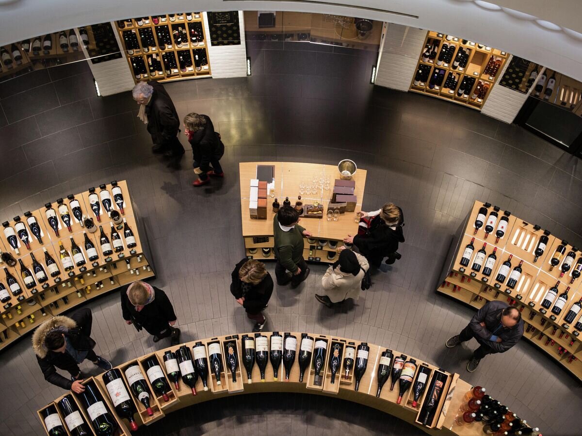 Покупатели в Винном погребе La Grande Epicerie в Париже© РИА Новости / Ирина Калашникова