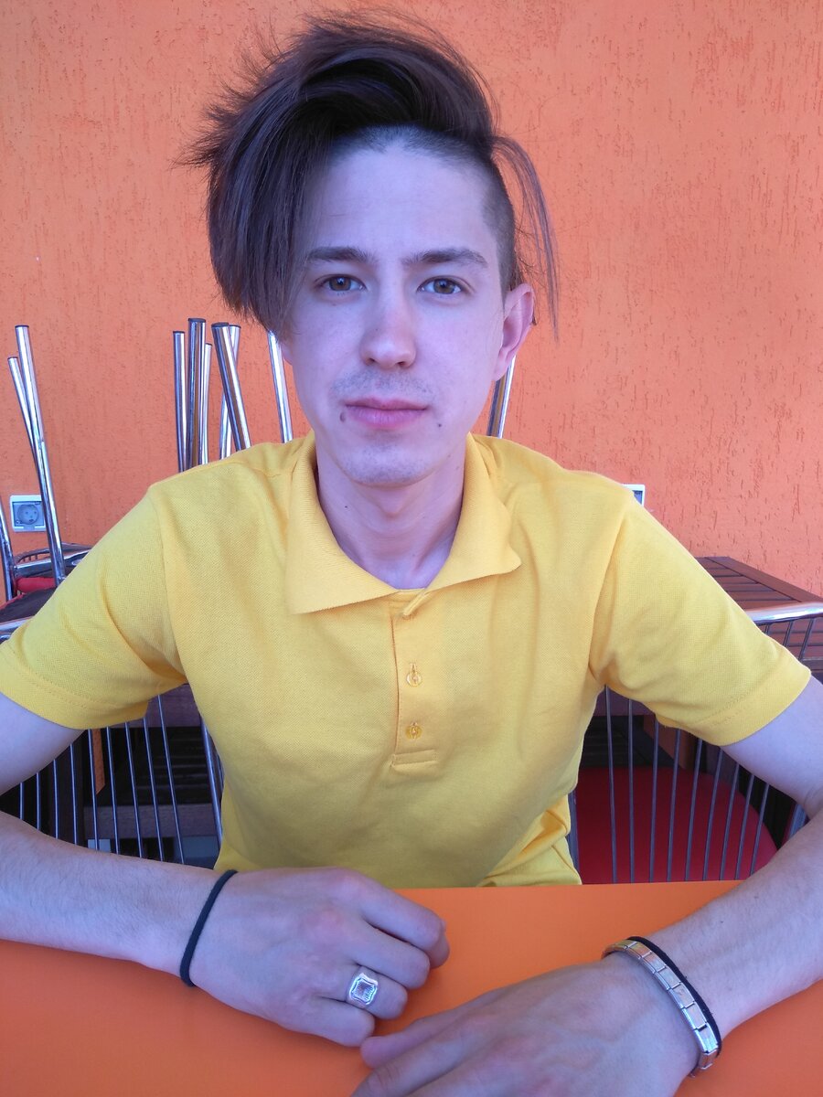 Андрей на работе.