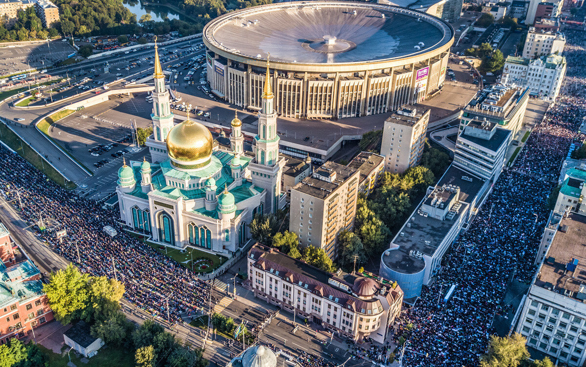 Вид с воздуха на молитву вокруг Московской соборной мечети во время Курбан-байрама. (с) AFP