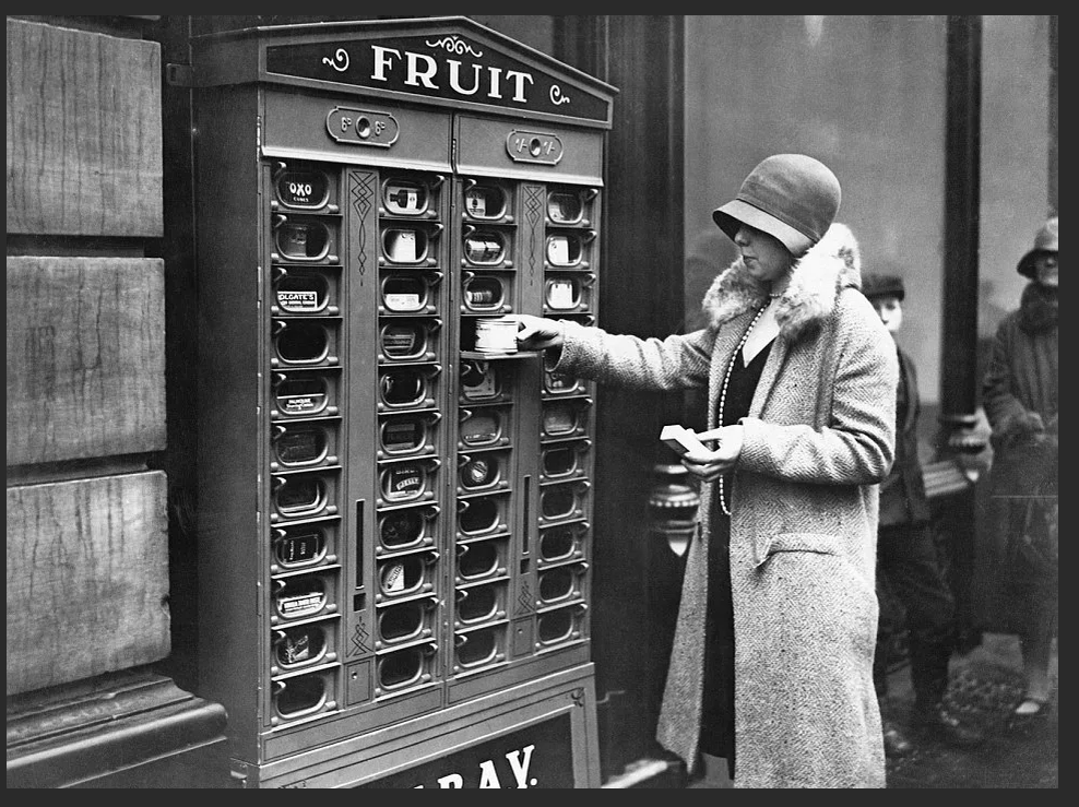 Вендинговый автомат не первый , но очень старый. Фото взято из просторов интернета.