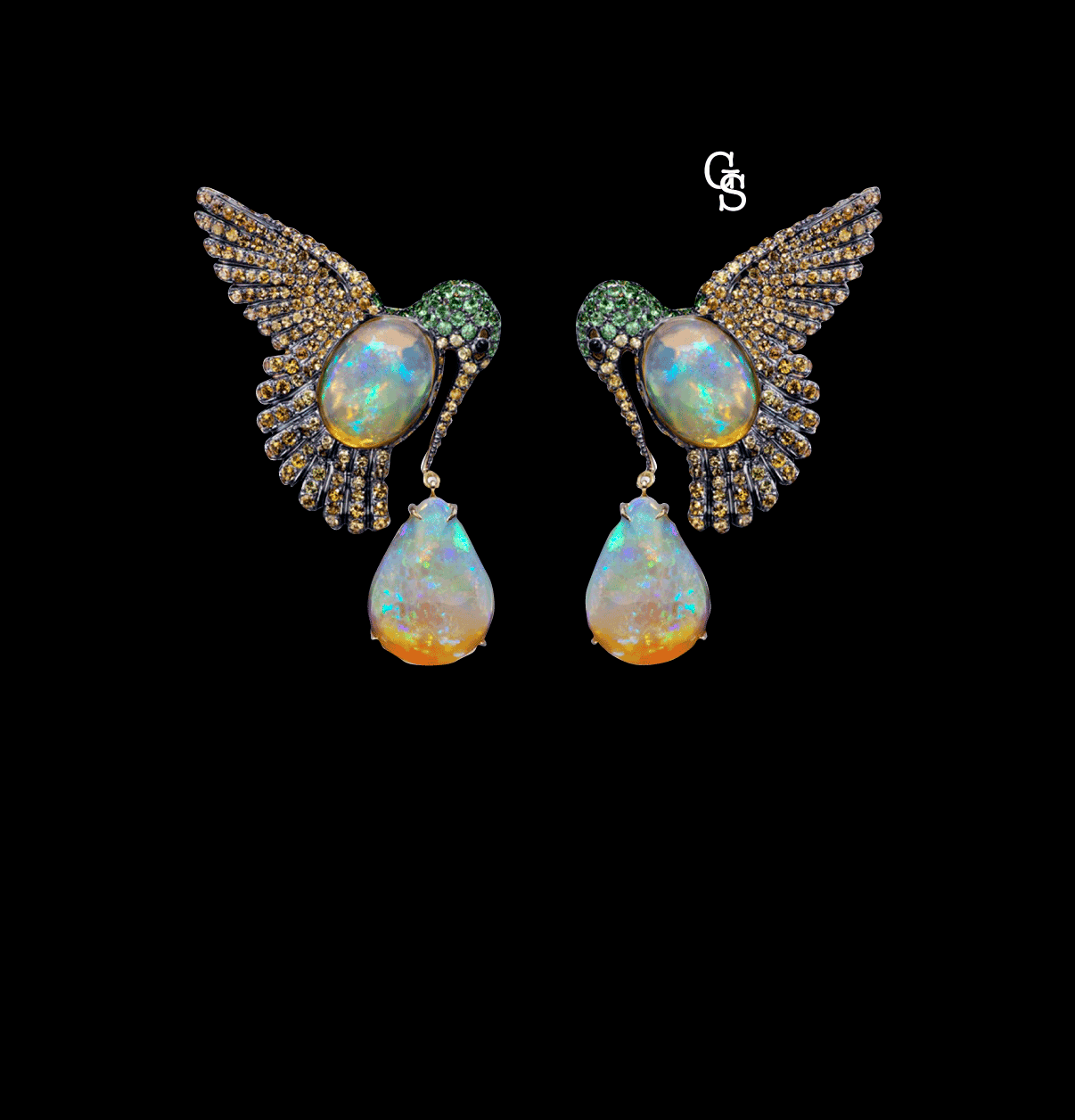 Серьги-птички с мексиканскими опалами, цветными бриллиантами и цаворитами. Статьи выходят каждый день после 18:00 по мск. Источник фото: lydiacourteille.com
