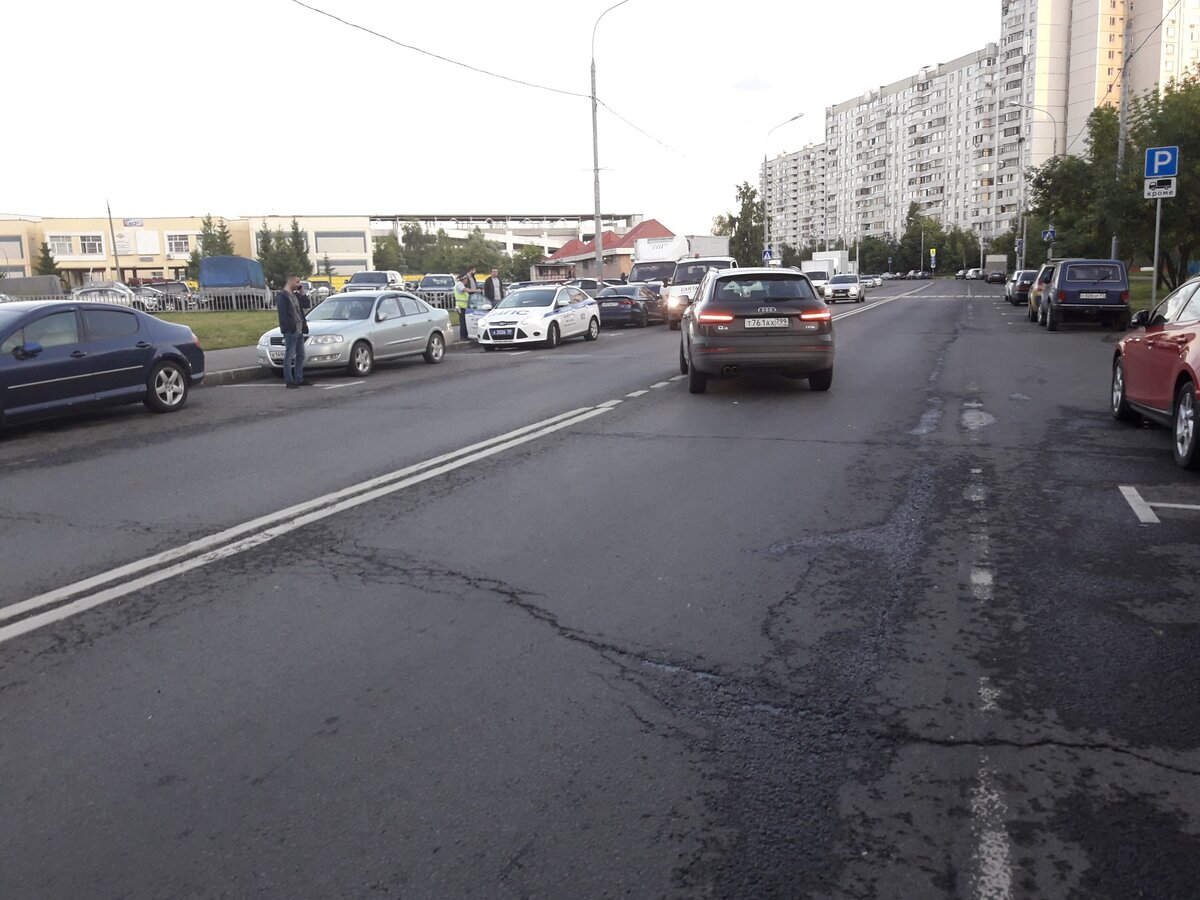 На звонок ответили быстро, девушка из службы поддержки сразу стала объяснять, что мне требуется сделать. Спросила, вызвал ли я сотрудников ГИБДД. Дальше следовало поставить автомобиль в режим ожидания (я это сделал еще до звонка в службу поддержки), сфотографировать все повреждения, и отправить фото на почту Делимобиля. Еще, девушка сказала, что ко мне подъедет их сотрудник для помощи в урегулировании ситуации, а так же спросила, на сколько поврежден автомобиль, и попросила описать ей все повреждения. Потом мы распрощались и я принялся ждать сотрудников ГИБДД. Их долго не было и я позвонил им еще раз, попросил поторопиться. Самое странное, что в ближайшее время у меня перестало работать приложение Делимобиля. Не знаю, случайность это или нет, но больше часа, доступа к приложению не было. Писалось, что они работают над решением проблемы.