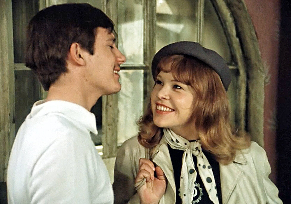 здесь и далее кадры фильма "Покровские ворота" 