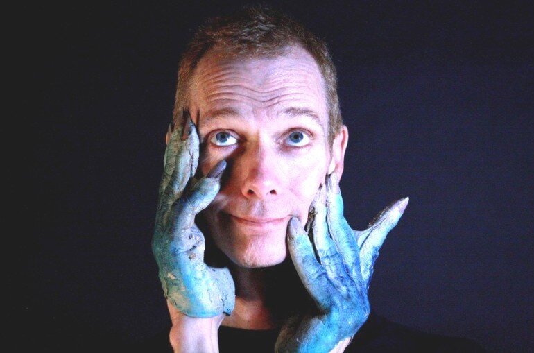 Даг Джонс без грима, но в образе